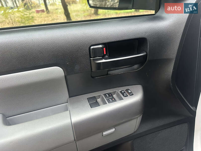 Позашляховик / Кросовер Toyota Sequoia 2014 в Києві