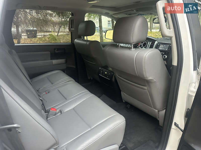 Позашляховик / Кросовер Toyota Sequoia 2014 в Києві