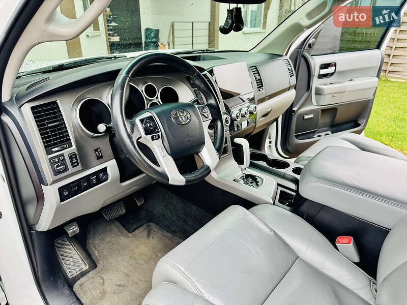 Позашляховик / Кросовер Toyota Sequoia 2015 в Києві