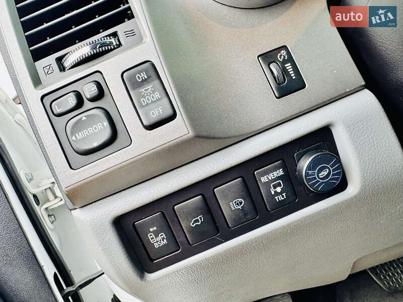 Позашляховик / Кросовер Toyota Sequoia 2015 в Києві