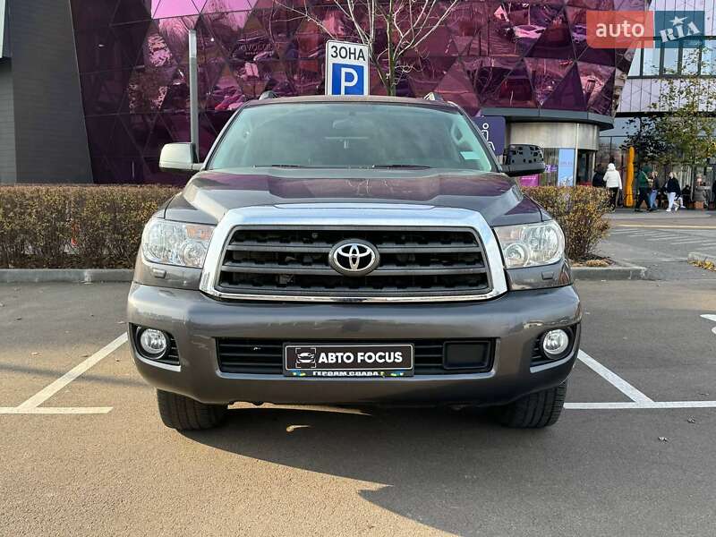 Внедорожник / Кроссовер Toyota Sequoia 2014 в Киеве