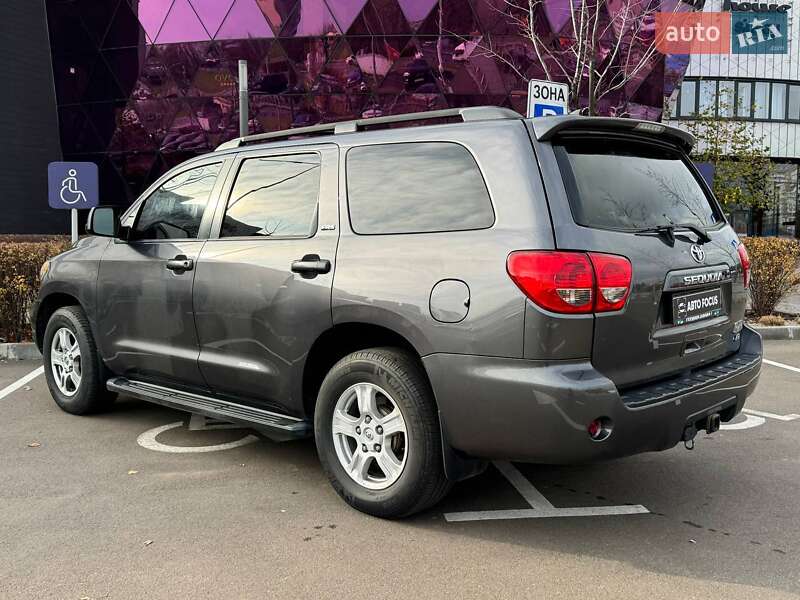 Внедорожник / Кроссовер Toyota Sequoia 2014 в Киеве