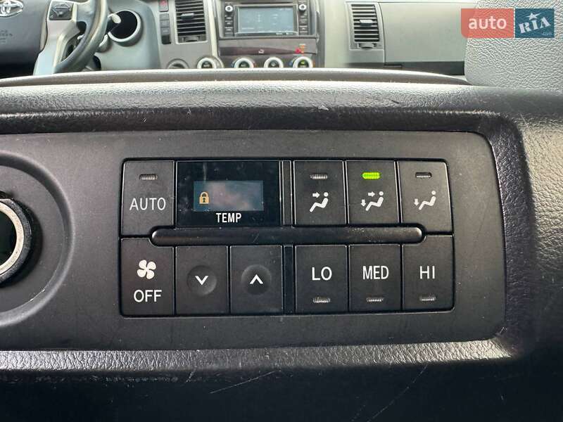 Внедорожник / Кроссовер Toyota Sequoia 2014 в Киеве