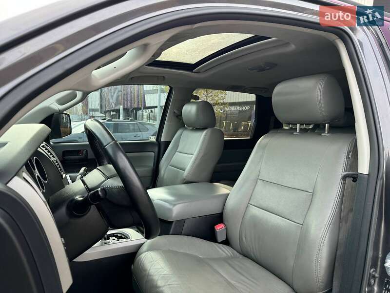 Внедорожник / Кроссовер Toyota Sequoia 2014 в Киеве