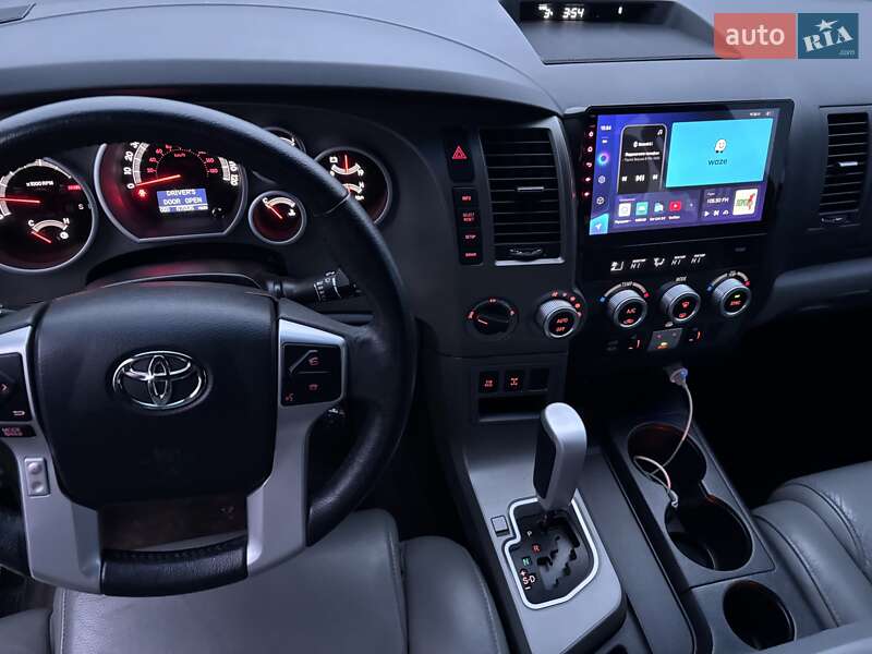 Позашляховик / Кросовер Toyota Sequoia 2016 в Києві