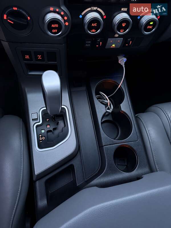 Позашляховик / Кросовер Toyota Sequoia 2016 в Києві