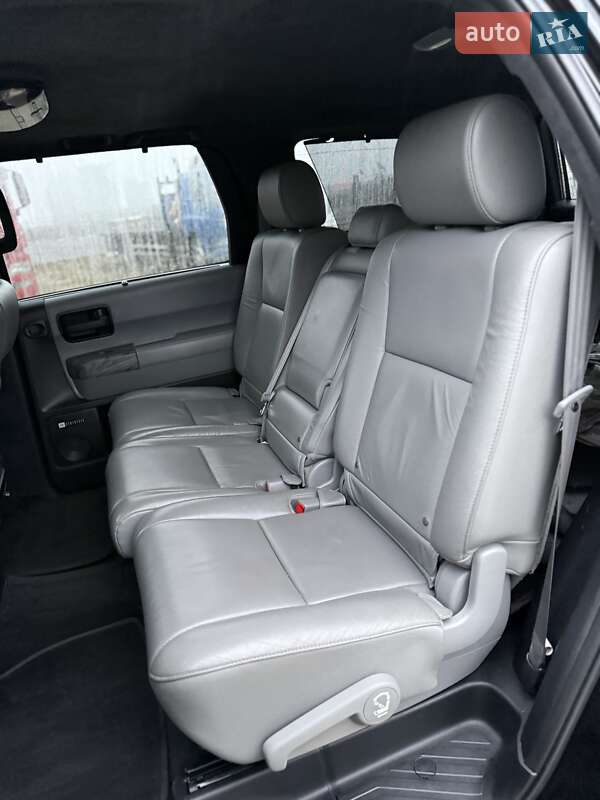 Позашляховик / Кросовер Toyota Sequoia 2016 в Києві