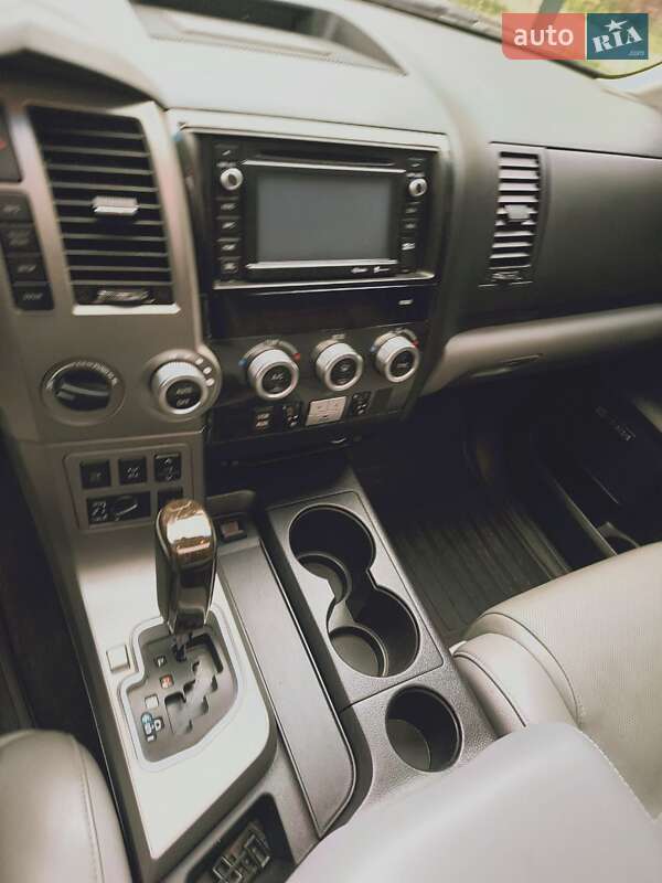 Позашляховик / Кросовер Toyota Sequoia 2014 в Києві