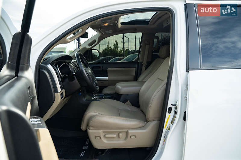 Позашляховик / Кросовер Toyota Sequoia 2018 в Чернівцях