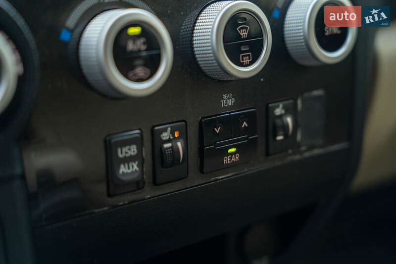 Позашляховик / Кросовер Toyota Sequoia 2018 в Чернівцях