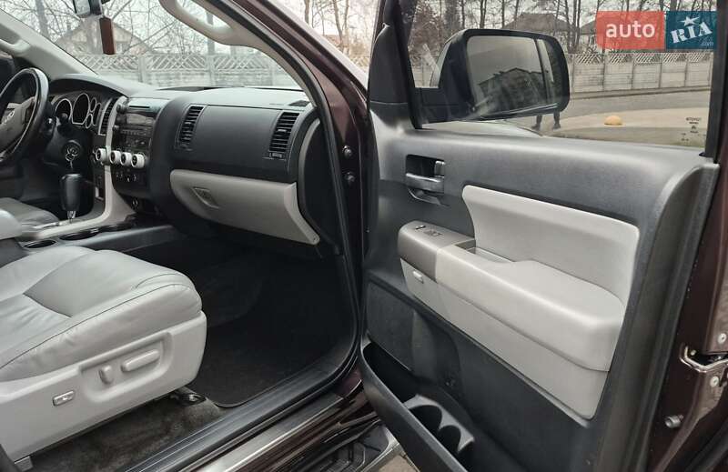 Позашляховик / Кросовер Toyota Sequoia 2012 в Івано-Франківську