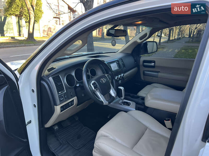 Позашляховик / Кросовер Toyota Sequoia 2016 в Києві