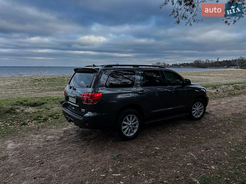 Внедорожник / Кроссовер Toyota Sequoia 2016 в Черкассах