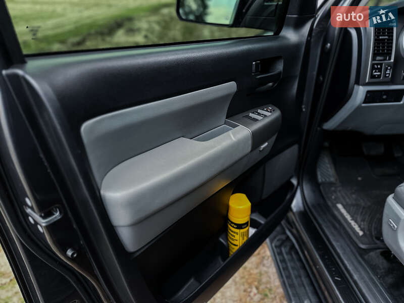 Внедорожник / Кроссовер Toyota Sequoia 2016 в Черкассах