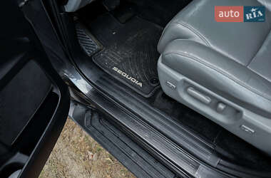 Внедорожник / Кроссовер Toyota Sequoia 2016 в Черкассах