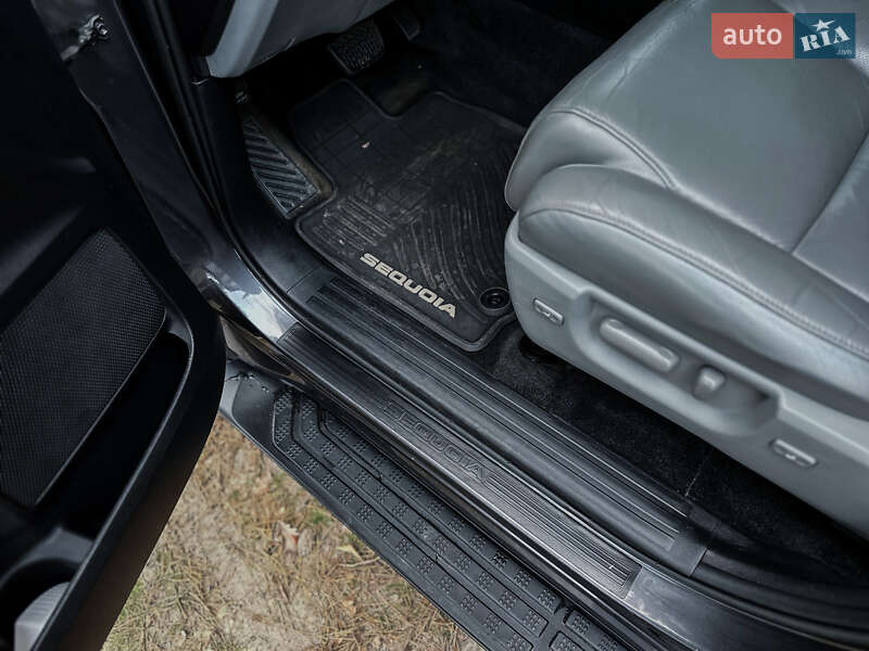 Внедорожник / Кроссовер Toyota Sequoia 2016 в Черкассах