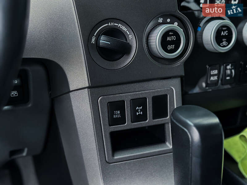 Внедорожник / Кроссовер Toyota Sequoia 2016 в Черкассах