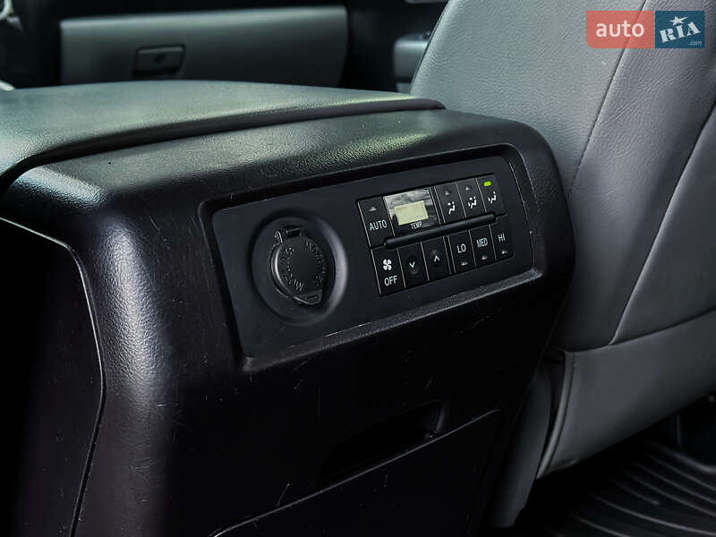 Внедорожник / Кроссовер Toyota Sequoia 2016 в Черкассах