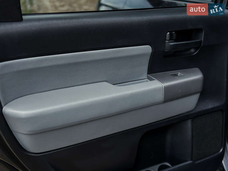 Внедорожник / Кроссовер Toyota Sequoia 2016 в Черкассах