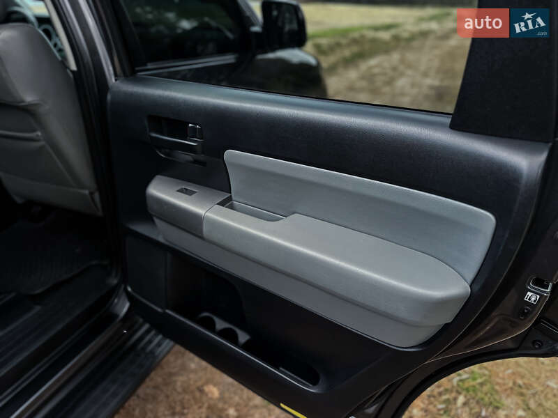 Внедорожник / Кроссовер Toyota Sequoia 2016 в Черкассах