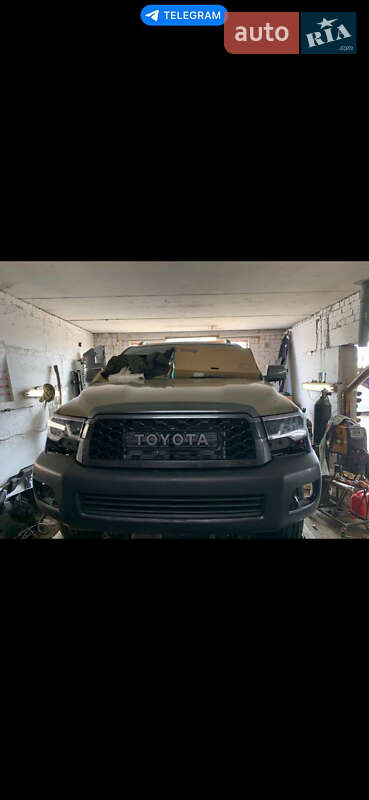 Внедорожник / Кроссовер Toyota Sequoia 2016 в Черкассах