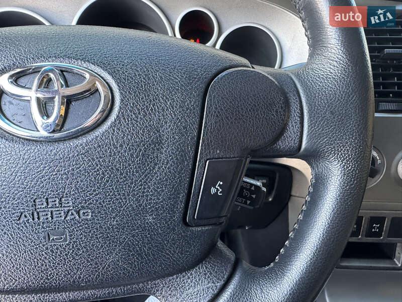 Внедорожник / Кроссовер Toyota Sequoia 2013 в Киеве
