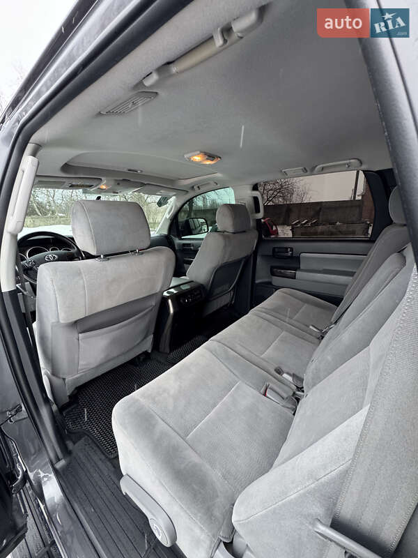 Внедорожник / Кроссовер Toyota Sequoia 2013 в Луцке