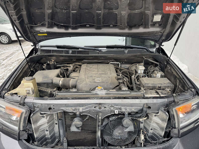 Внедорожник / Кроссовер Toyota Sequoia 2013 в Луцке