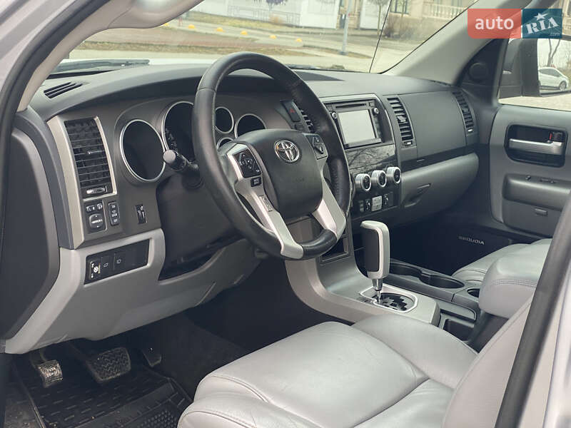 Внедорожник / Кроссовер Toyota Sequoia 2015 в Одессе