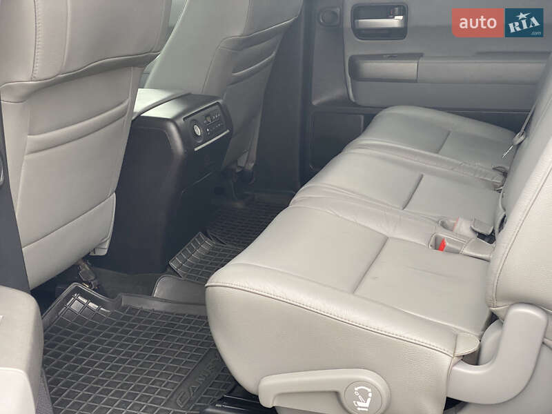 Внедорожник / Кроссовер Toyota Sequoia 2015 в Одессе