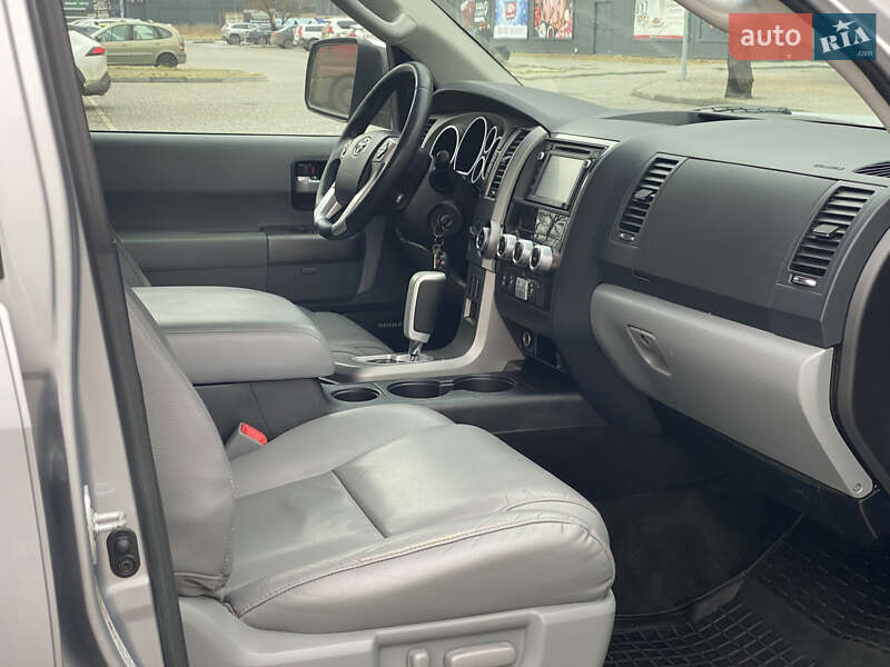 Внедорожник / Кроссовер Toyota Sequoia 2015 в Одессе