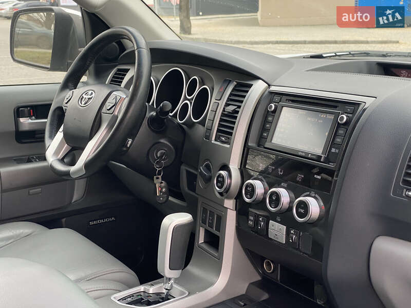 Внедорожник / Кроссовер Toyota Sequoia 2015 в Одессе