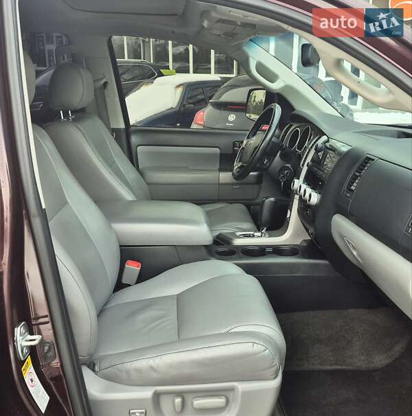 Внедорожник / Кроссовер Toyota Sequoia 2012 в Ивано-Франковске