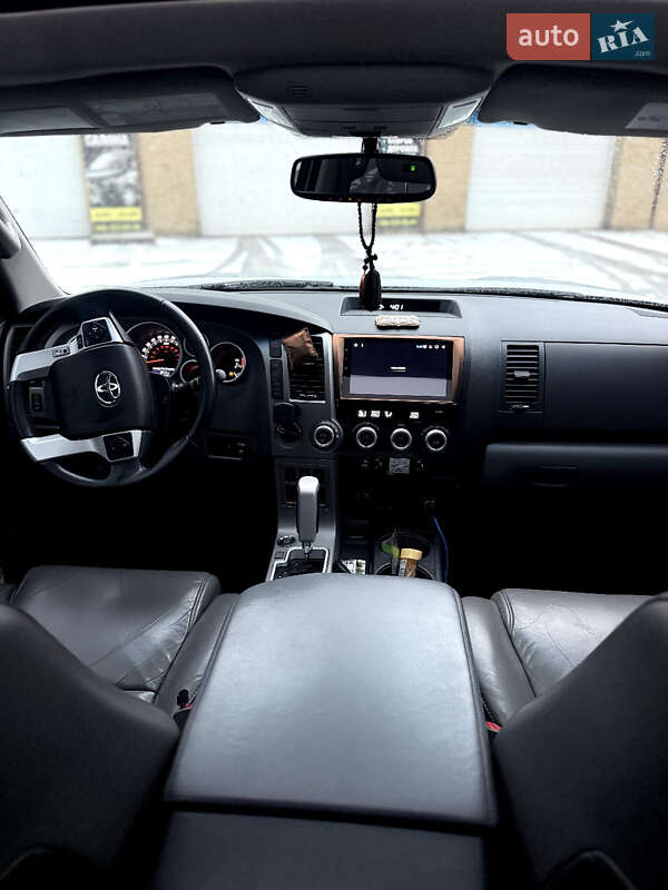 Внедорожник / Кроссовер Toyota Sequoia 2015 в Днепре