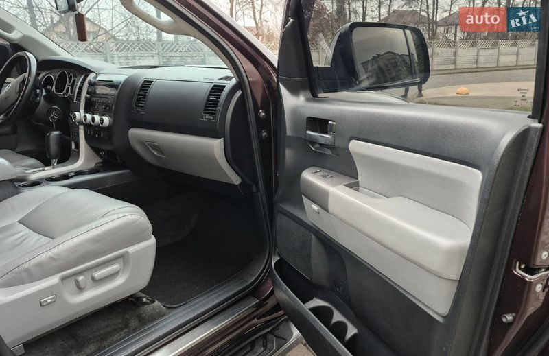 Внедорожник / Кроссовер Toyota Sequoia 2012 в Ивано-Франковске