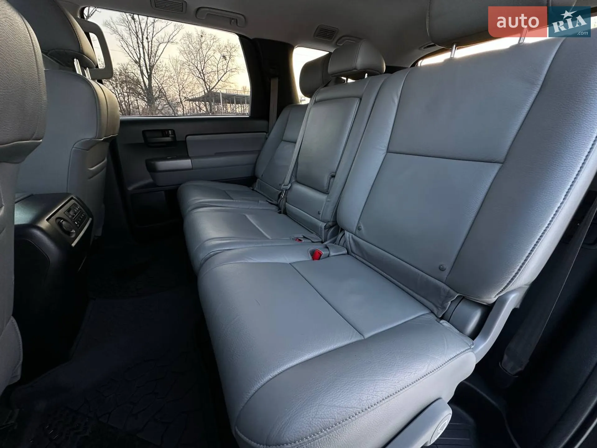 2017 Toyota Sequoia - мініатюра 19