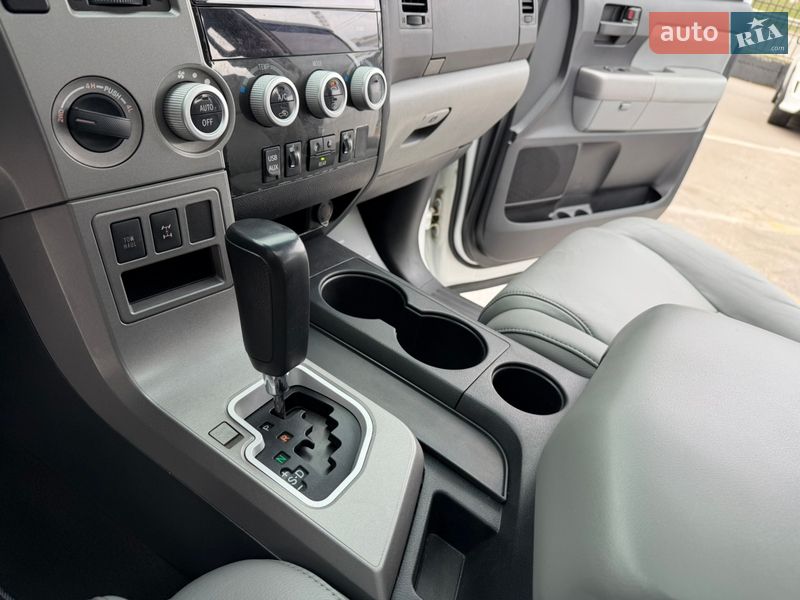 Внедорожник / Кроссовер Toyota Sequoia 2013 в Киеве