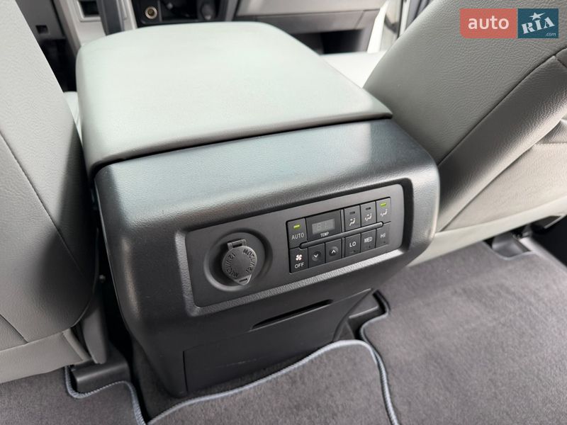 Внедорожник / Кроссовер Toyota Sequoia 2013 в Киеве