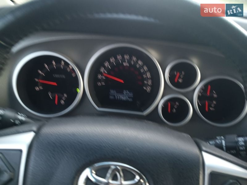 Позашляховик / Кросовер Toyota Sequoia 2016 в Славуті