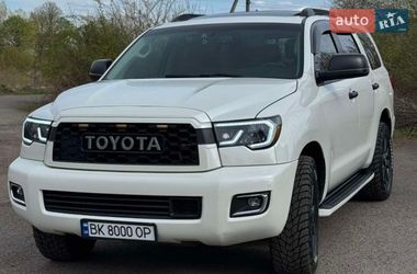 Позашляховик / Кросовер Toyota Sequoia 2016 в Рівному
