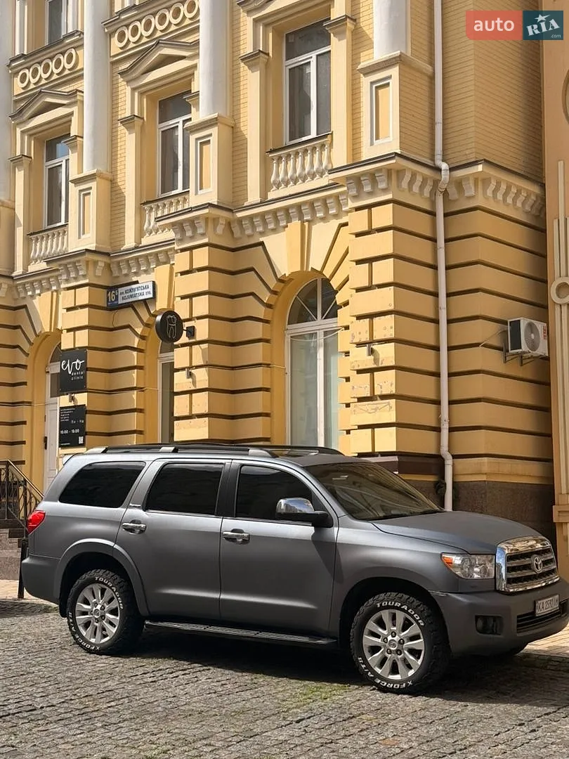 2010 Toyota Sequoia - фото 1