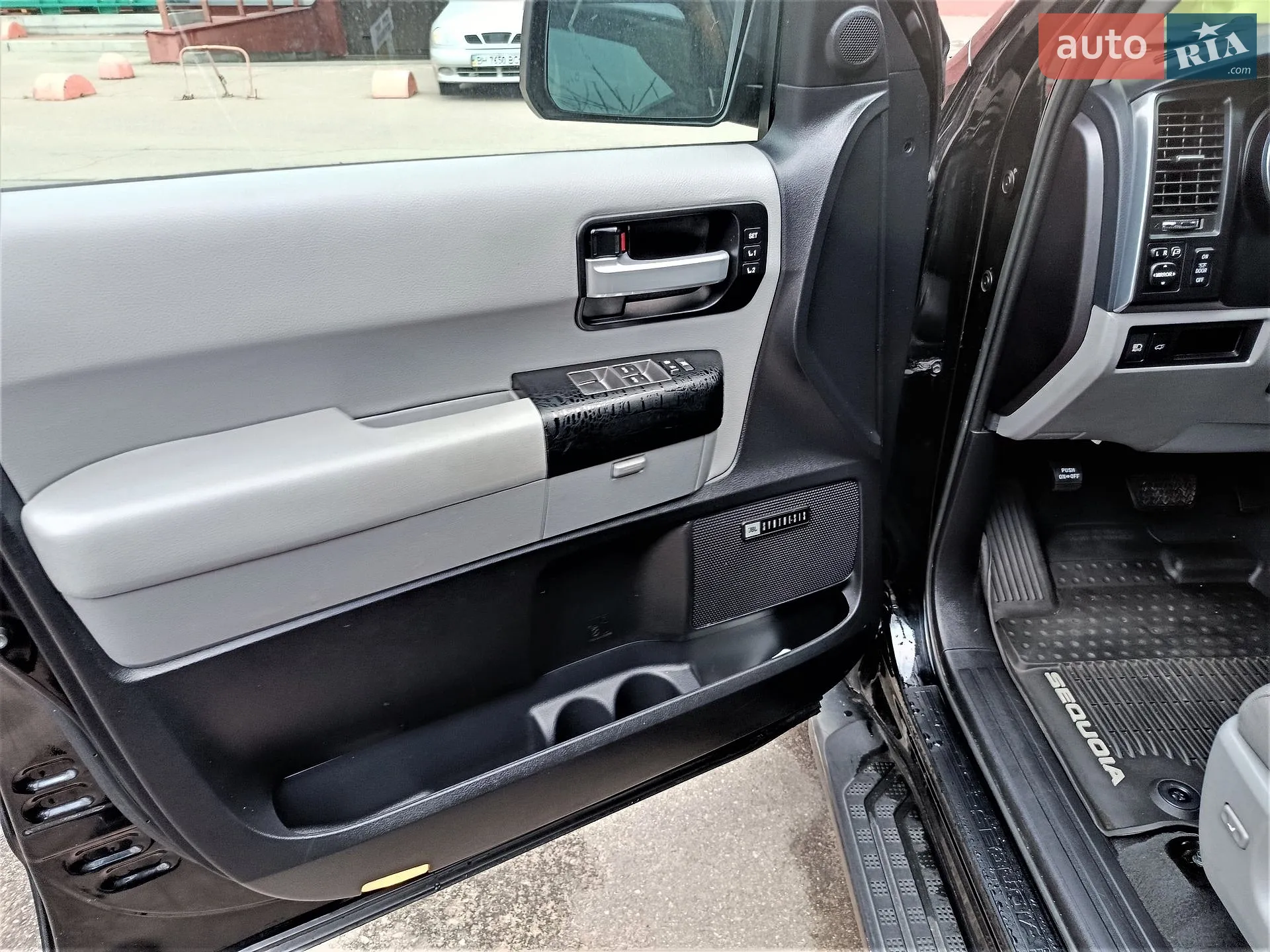 2018 Toyota Sequoia - мініатюра 3