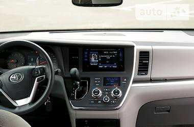 Мінівен Toyota Sienna 2015 в 