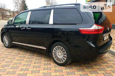 Мінівен Toyota Sienna 2015 в 
