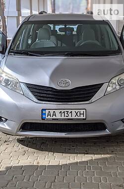 Универсал Toyota Sienna 2011 в Киеве