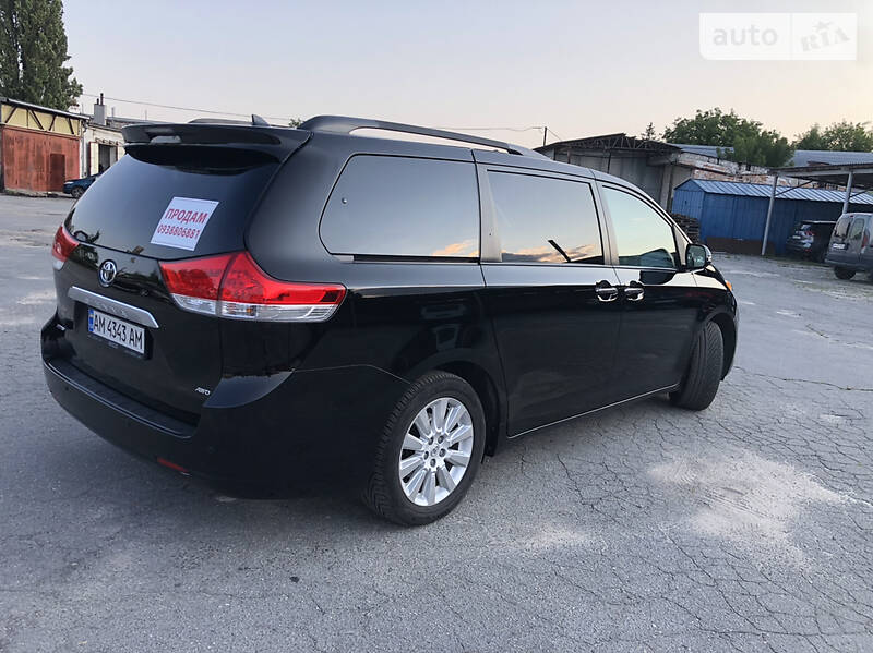 Мінівен Toyota Sienna 2014 в Житомирі
