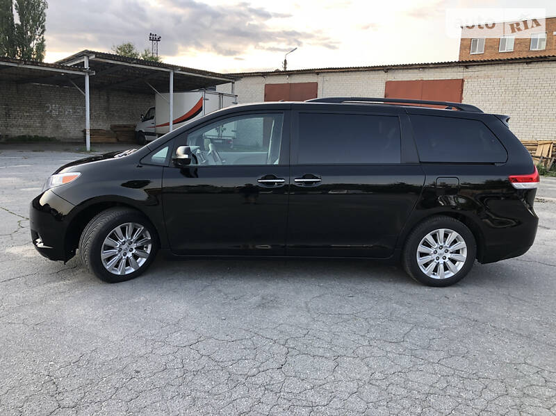 Мінівен Toyota Sienna 2014 в Житомирі