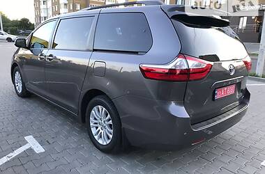 Мінівен Toyota Sienna 2017 в Луцьку