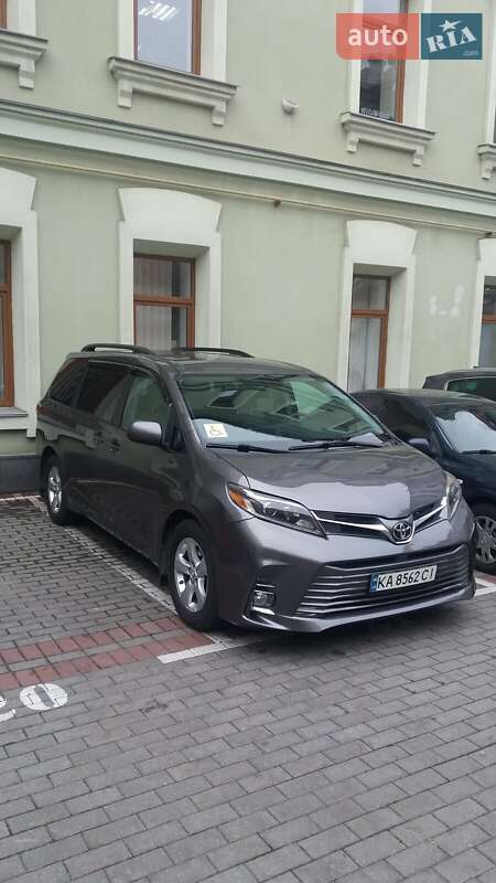 Минивэн Toyota Sienna 2017 в Киеве