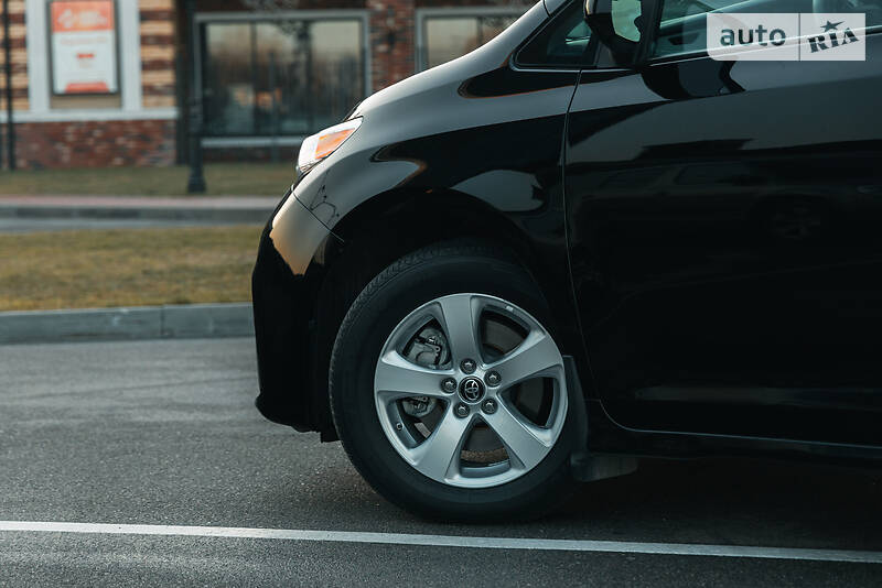 Минивэн Toyota Sienna 2018 в Киеве